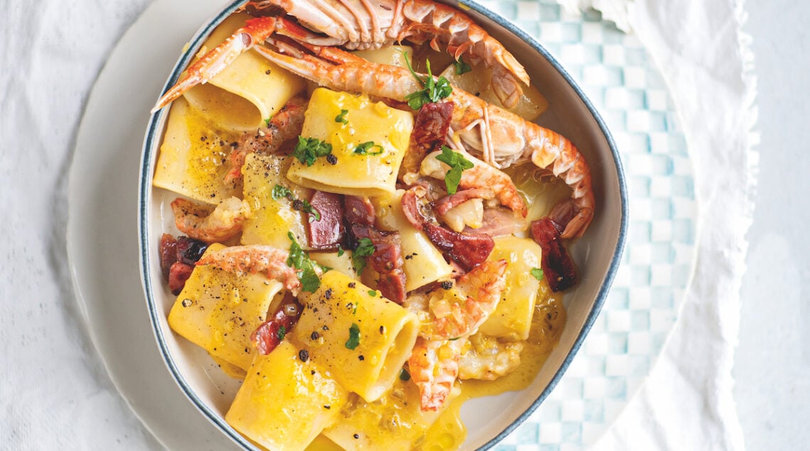 Mezzi paccheri alla carbonara con scampi e speck