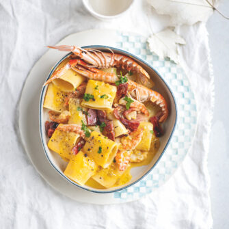 Mezzi paccheri alla carbonara con scampi e speck