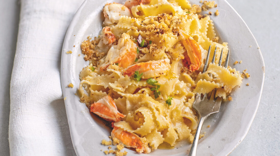 Tagliatelle ricce con aragosta e crumble ai funghi