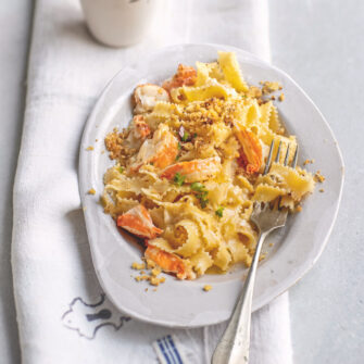 Tagliatelle ricce con aragosta e crumble ai funghi