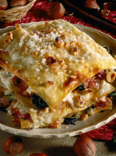 Lasagne con bietole, nocciole e speck