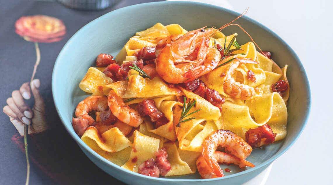 Pappardelle con gamberi e cotechino croccante