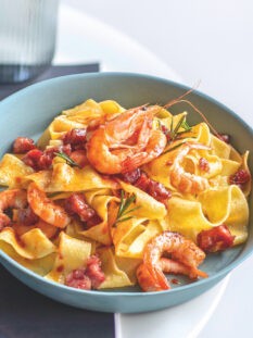 Pappardelle con gamberi e cotechino croccante