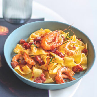 Pappardelle con gamberi e cotechino croccante