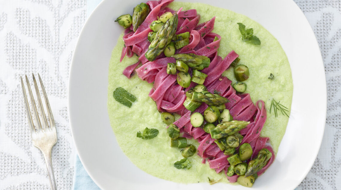 Tagliatelle alla barbabietola su letto di asparagi