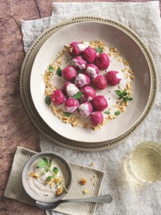 Gnocchi di barbabietole e ricotta con salsa di noci