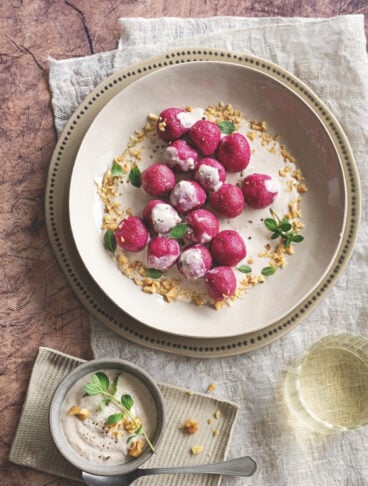 Gnocchi di barbabietole e ricotta con salsa di noci