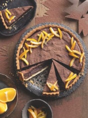 Crostata al cioccolato con canditi di arancia e limone