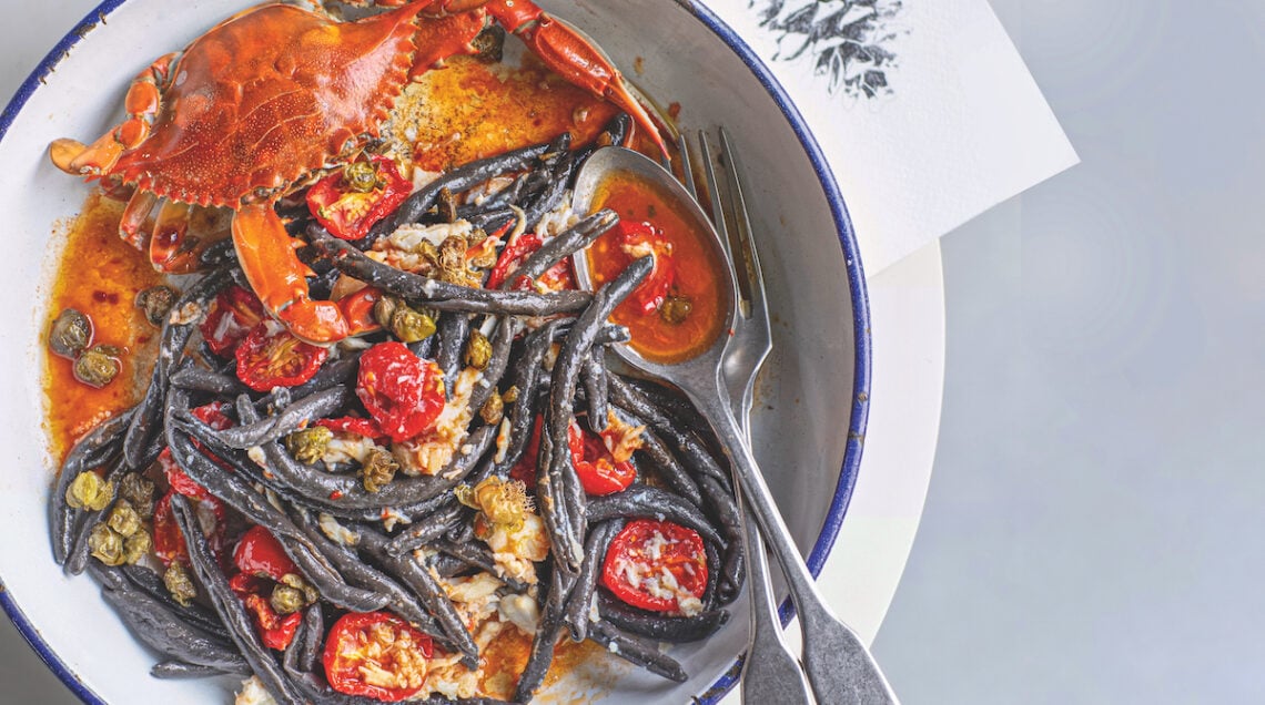 Maccheroni neri al ferretto con granchi blu