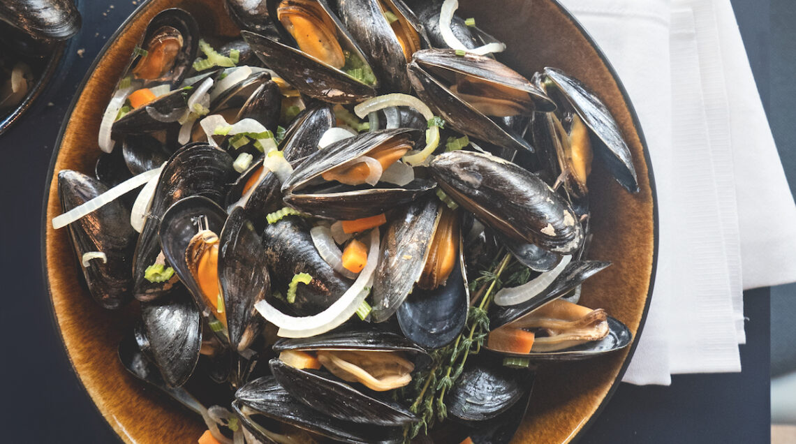 Cozze e patatine fritte con salsa