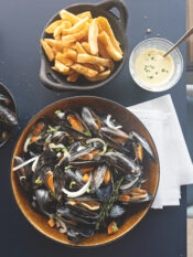 Cozze e patatine fritte con salsa