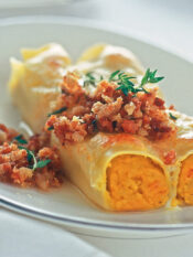 Cannelloni con crema di zucca e trito croccante