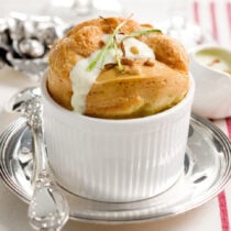 Soufflé di gorgonzola con salsa di porri