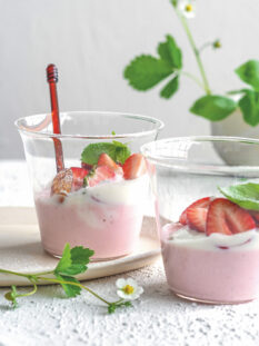 Budino di fragole con yogurt alla vaniglia