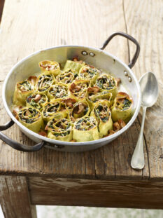 Rotoli di sfoglia con funghi e spinaci