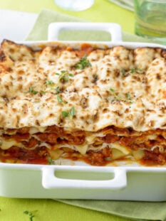 Lasagne di pane azzimo con sugo di salsiccia